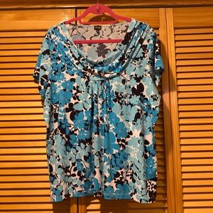 Blue and white short sleeve floral top 1X